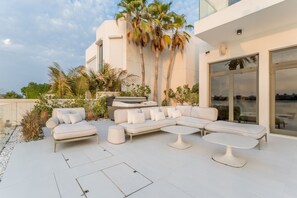 Terrace/patio - Beachfront 3BR Villa with Private Gym, Pool, Jacuzzi & Workspace, Palm Villa (Dubai)