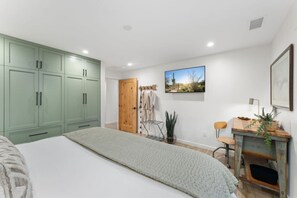 4 Schlafzimmer, Schreibtisch, Bügeleisen/Bügelbrett, Reisekinderbett