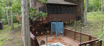 3-bedroom cabin in Great Cacapon with hot tub, fast WiFi
