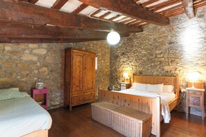 6 bedrooms, iron/ironing board, WiFi, bed sheets