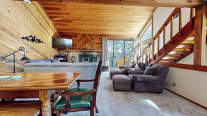 Smart TV, chimenea, reproductor de DVD, libros