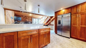 Fridge, microwave, oven, stovetop - Large & Updated, Private W/D. Community Hot Tub, Walk to Ice Rink & Bowling (Mammoth Lakes)