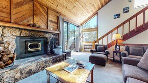 Smart TV, chimenea, reproductor de DVD, libros