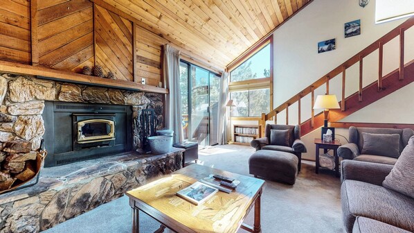 Smart TV, fireplace, DVD player, books - Large & Updated, Private W/D. Community Hot Tub, Walk to Ice Rink & Bowling (Mammoth Lakes)