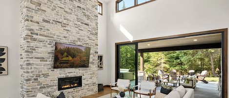 Smart-TV, Kamin, Tischfußball, Tischtennisplatte