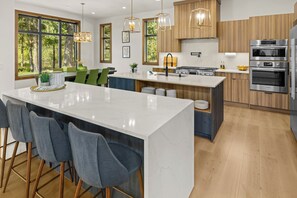 冷蔵庫、電子レンジ、オーブン、コンロ