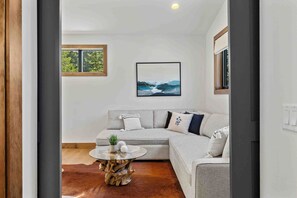 Smart TV, chimenea, futbolito, mesa de ping pong