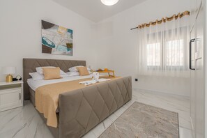 2 slaapkamers, gratis babybedden, beddengoed