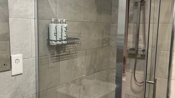 Apartment | Bathroom | Shower, hair dryer, towels