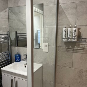 Apartment | Bathroom | Shower, hair dryer, towels - Sleek, Sleeps 6 Sunset Views, Family Friendly (Croydon)