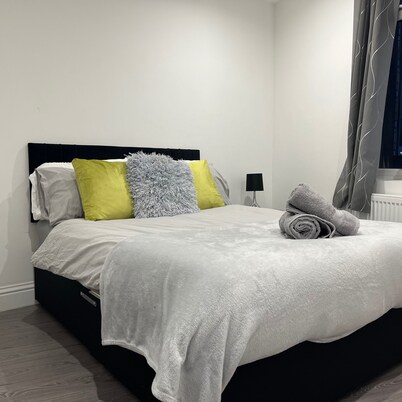 Sleek, Sleeps 6 Sunset Views, Family Friendly