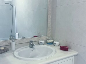 Haartrockner, Handtücher, Seife, Toilettenpapier