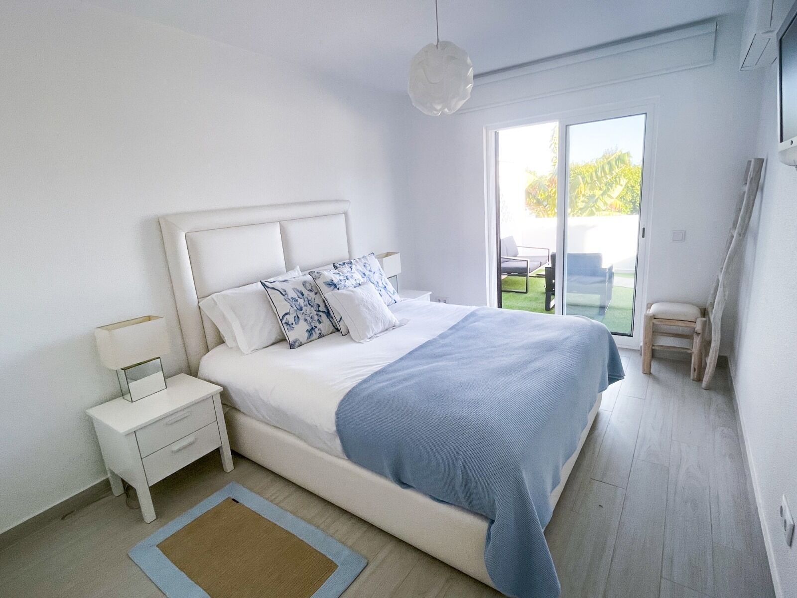 3 habitaciones, tabla de planchar con plancha, wifi y ropa de cama 