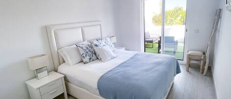 3 habitaciones, tabla de planchar con plancha, wifi y ropa de cama