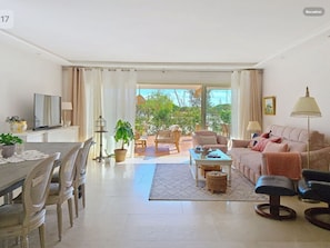 Smart TV - Marina Baie Des Anges. between Nice and Antibes Air conditioning and private parking (Villeneuve-Loubet)