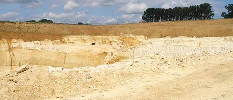 Un paysage désolé, marqué par la présence d’un vaste chantier d’excavation.