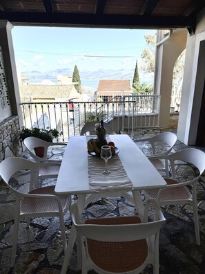Outdoor dining - Cozy Family House 50 meters from the beach! (Kassiopi)