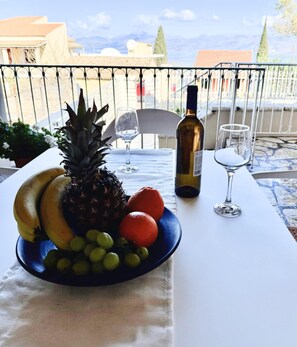 Outdoor dining - Cozy Family House 50 meters from the beach! (Kassiopi)