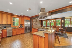 Mikrowelle, Geschirrspüler, Wasserkocher mit Kaffee-/Teezubehör, Toaster