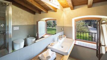 Deluxe-Zimmer, Gartenblick | Badezimmer