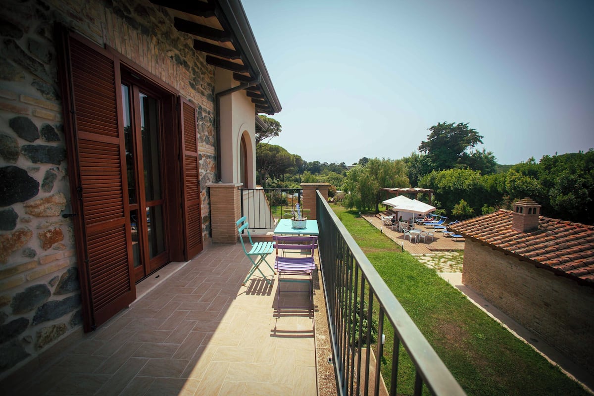 Habitación Deluxe, vista al jardín | Insonorización y tabla de planchar con plancha