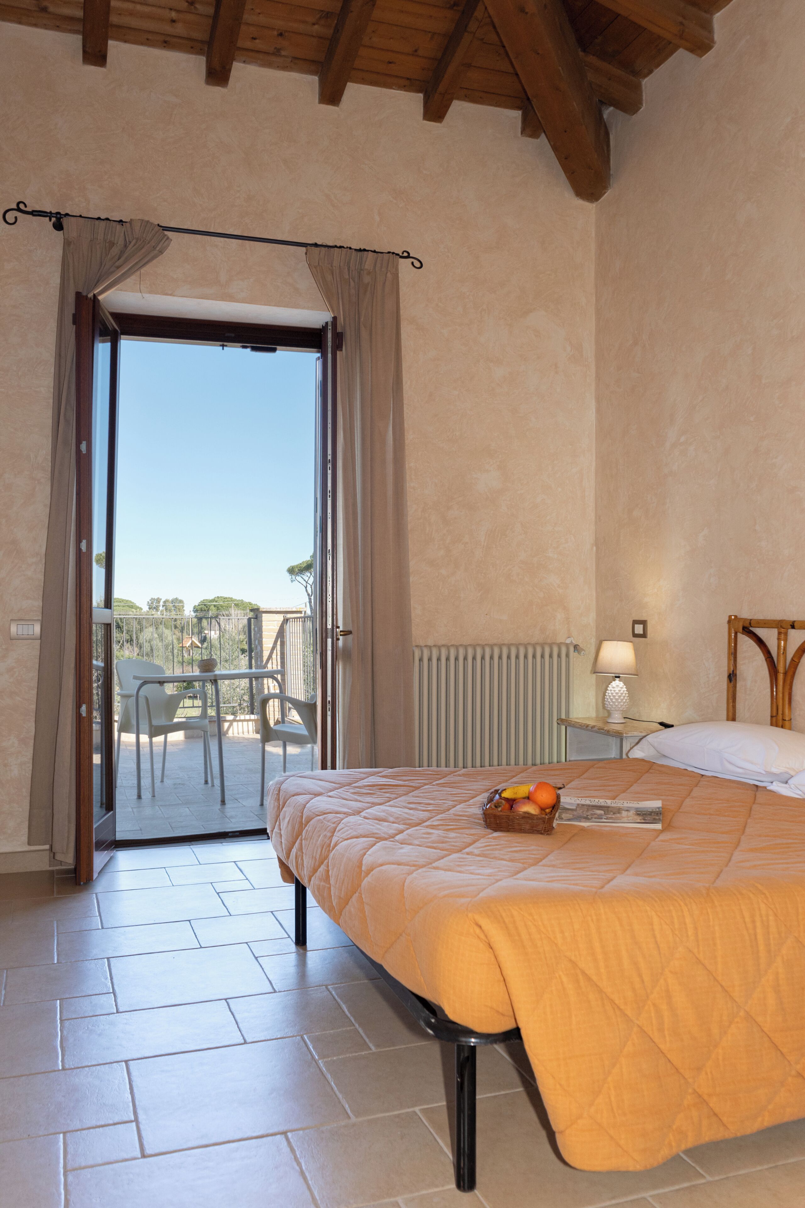 Basic-rum - utsikt mot trädgården | Ljudisolering, strykjärn/strykbräda och rullstolsanpassning