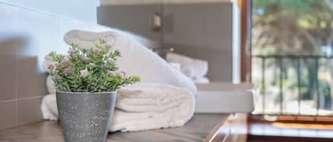 Deluxe Room, Garden View | Bathroom