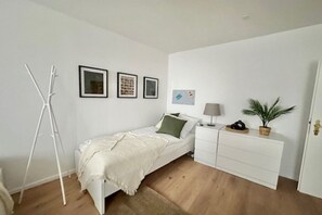 1 bedroom, desk, free WiFi, bed sheets - Apartment in Ketzin-Tremmen | Free WiFi & Parking (Ketzin)