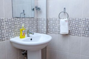 Suihku, hiustenkuivaaja, bidee, pyyhkeet