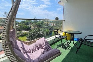 Outdoor dining - Blissful 1 Bedroom in Nyali with Pool, Lift, Wi-fi (Mombasa)