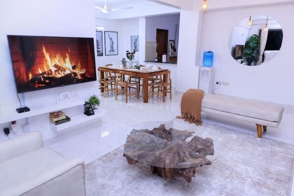 Smart TV, books - Blissful 1 Bedroom in Nyali with Pool, Lift, Wi-fi (Mombasa)