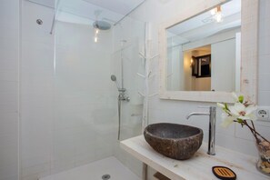 Dusche, Haartrockner, Handtücher
