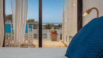 1 bedroom, travel crib