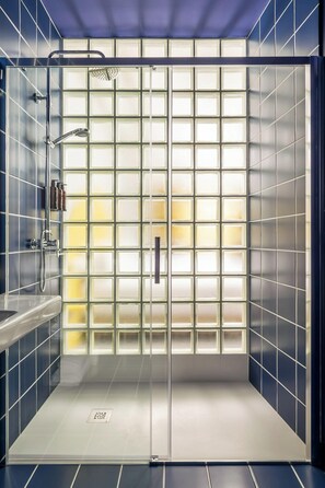 Triple Room | Desk, travel crib, free WiFi, bed sheets - BYPILLOW Flamant (Barcelona)