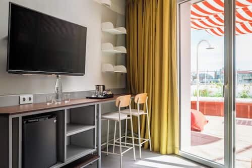 Habitación Deluxe doble, en esquina | Escritorio, cuna de viaje, wifi gratis y ropa de cama