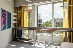 Escritorio, wifi gratis y ropa de cama 