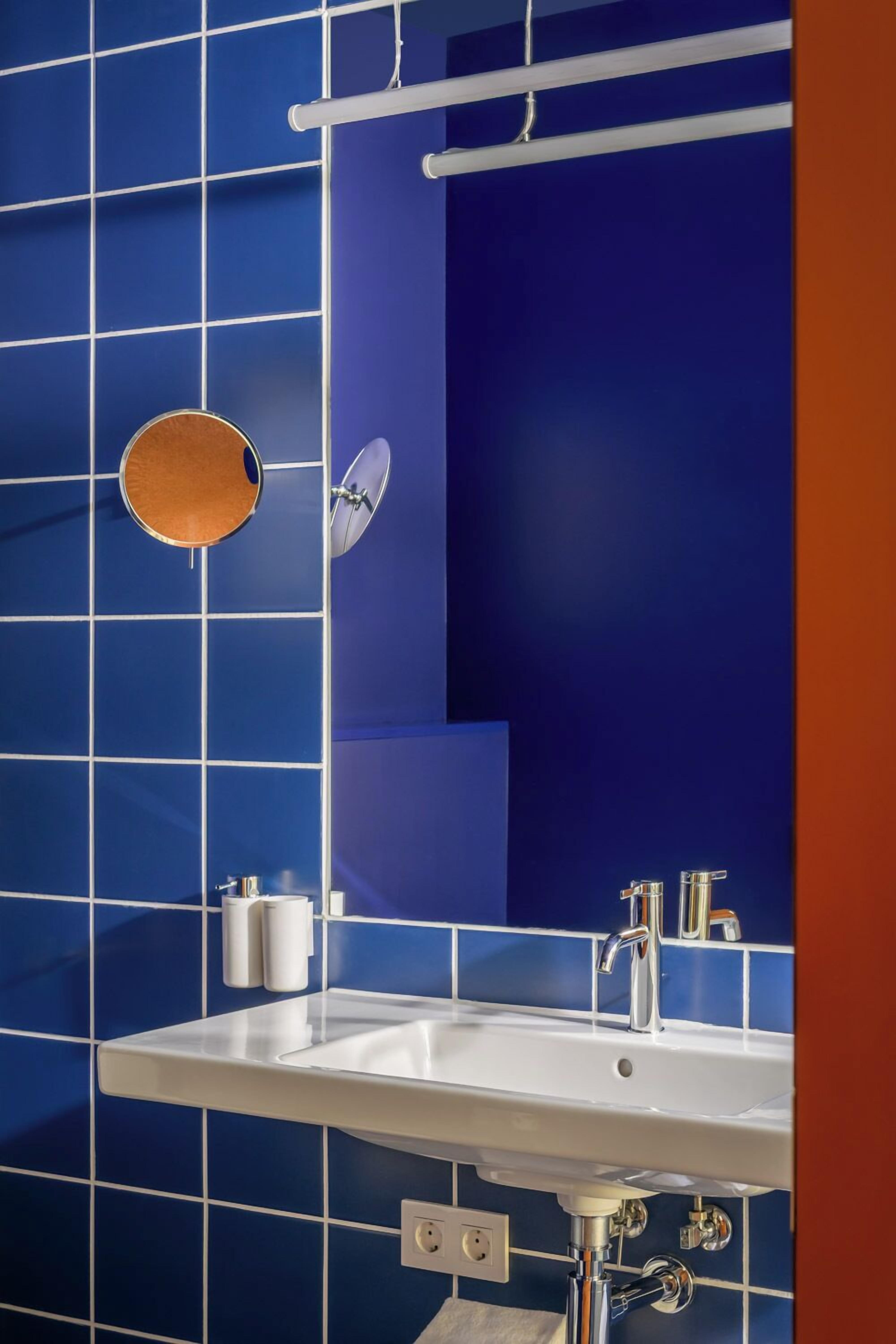 Ducha, secador de pelo, toallas, papel higiénico