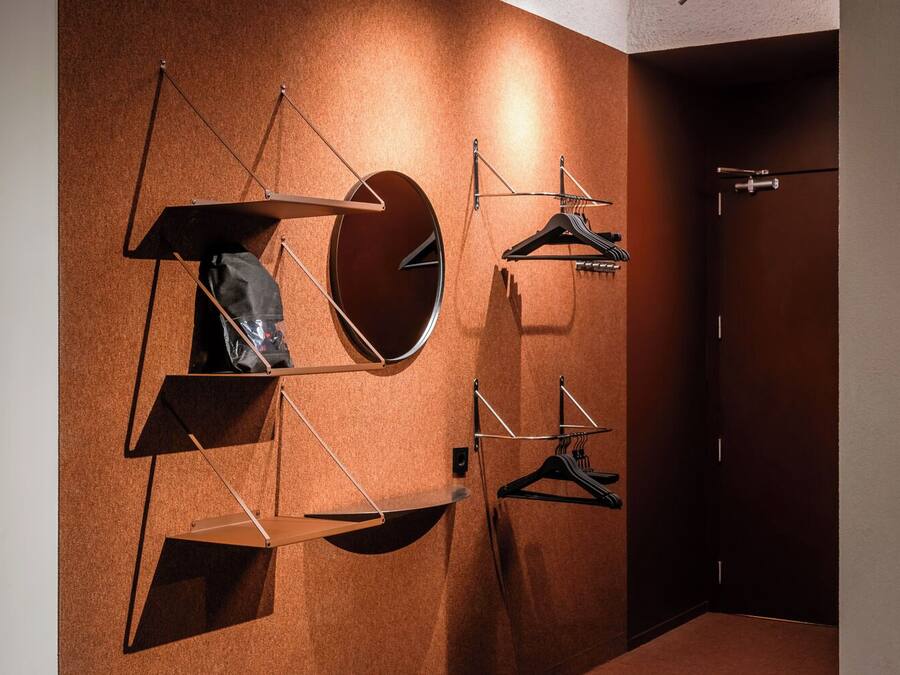 Ein modernes Interieur mit geometrischer Wandkunst und einer Tür.