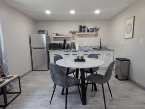 冷蔵庫、電子レンジ、コンロ、コーヒー / ティーメーカー