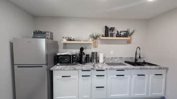 Refrigerador, microondas, parrilla de estufa y cafetera y tetera