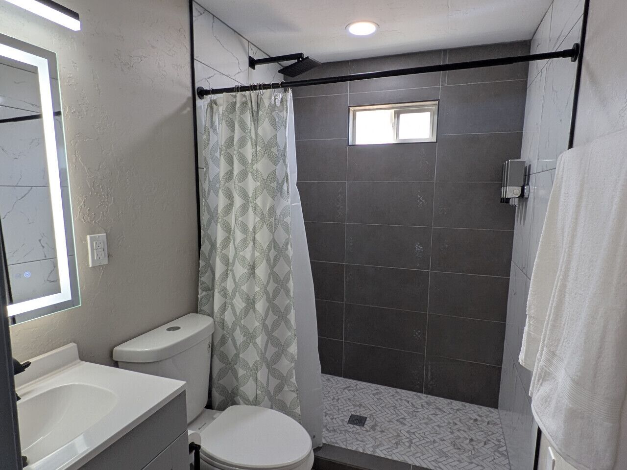 Secador de pelo y toallas