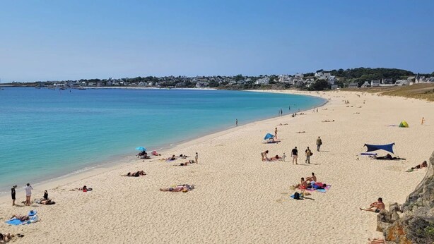 A wide sandy beach with clear blue water, a few umbrellas, and people relaxing. - beach 250 meters,large park,wifi, bicycles provided, large terrace for breakfast (Audierne)