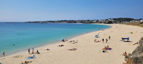 plage à 250 m,tout à pied et en vélo fournis, elec voiture, internet, grand parc