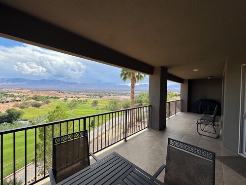 Golf Course Views Over 10th Tee Box – Sleeps 12 by Mesquite Vacation Rentals: Walk to Falcon Ridge Clubhouse with $510 in free daily activities!