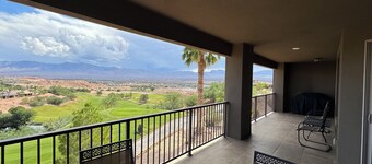 Golf Course Views Over 10th Tee Box – Sleeps 12 by Mesquite Vacation Rentals: Walk to Falcon Ridge Clubhouse with $510 in free daily activities!