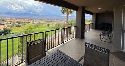 Golf Course Views Over 10th Tee Box – Sleeps 12 by Mesquite Vacation Rentals: Walk to Falcon Ridge Clubhouse with $510 in free daily activities!