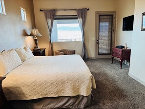 4 bedrooms, free WiFi, bed sheets - Golf Course Views Over 10th Tee Box – Sleeps 12 by Mesquite Vacation Rentals: Walk to Falcon Ridge Clubhouse with $510 in free daily activities! (Mesquite)