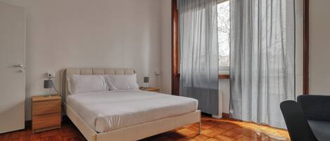 Huoneisto, 3 makuuhuonetta, parveke | 3 makuuhuonetta, silitysrauta/-lauta, ilmainen Wi-Fi, vuodevaatteet