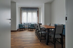 公寓, 3 間臥室, 陽台 | 起居區 | 43-吋智慧型電視，提供數位頻道