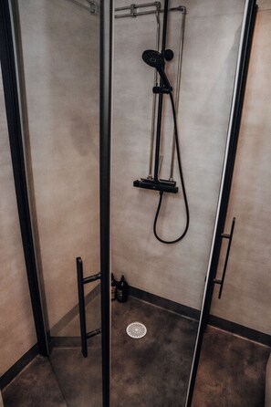 Kamer, 1 twee- of 2 eenpersoonsbedden | Badkamer | Handdoeken, zeep, shampoo, toiletpapier